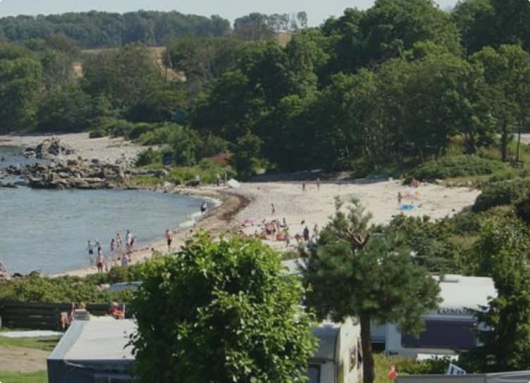 Stranden ved Gudhjem - Sannes Familiecamping