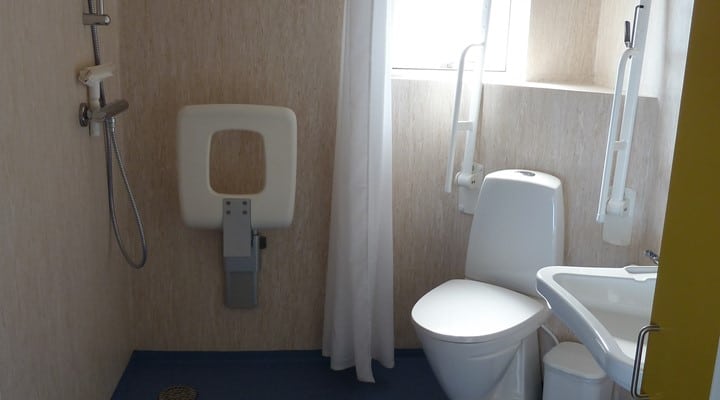 bad og toilet feriehytte til kørestol